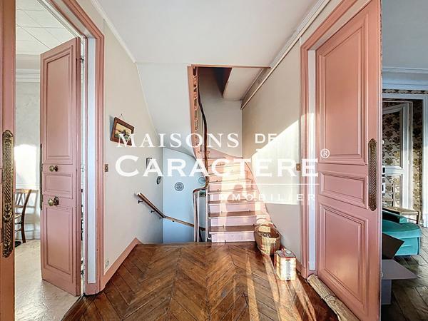 Imposante Maison ancienne de 300m2 en plein centre ville de Verneuil Sur Seine