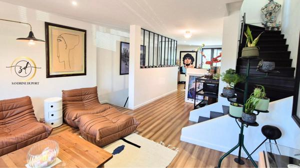 Labastide d'anjou Maison rénovée R+2 de 118m2  comprenant  T2 + duplex T3  sans vis a vis