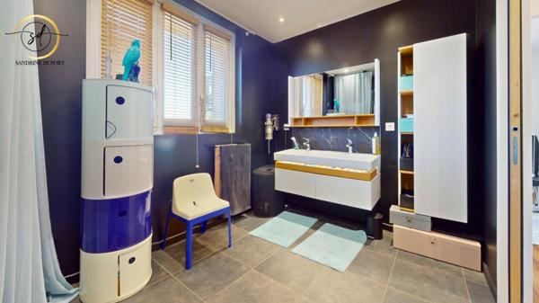 Labastide d'anjou Maison rénovée R+2 de 118m2  comprenant  T2 + duplex T3  sans vis a vis