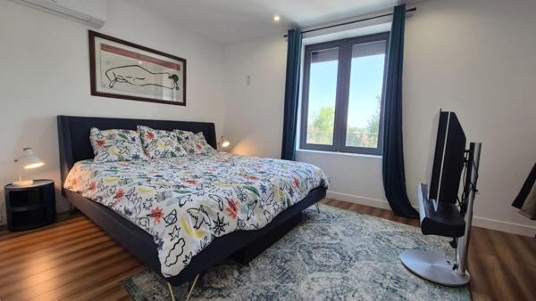 Labastide d'anjou Maison rénovée R+2 de 118m2  comprenant  T2 + duplex T3  sans vis a vis