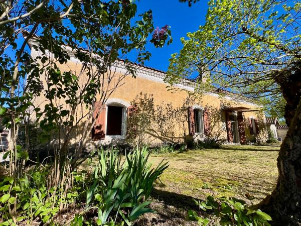 À vendre, maison en pierre d'environ 164m2 avec vue campagne à Pujols (secteur recherché). Située entre Villeneuve-sur-Lot et Agen, sur la commune prisée de Pujols, découvrez cette charmante maison en pierre, nichée dans un environnement privilégié, calme , Pujols