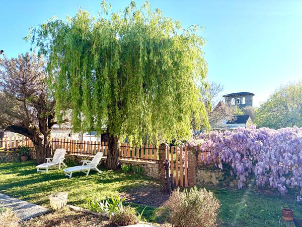 À vendre, maison en pierre d'environ 164m2 avec vue campagne à Pujols (secteur recherché). Située entre Villeneuve-sur-Lot et Agen, sur la commune prisée de Pujols, découvrez cette charmante maison en pierre, nichée dans un environnement privilégié, calme , Pujols