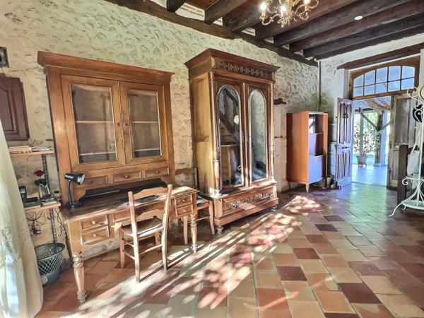 À vendre, maison en pierre d'environ 164m2 avec vue campagne à Pujols (secteur recherché). Située entre Villeneuve-sur-Lot et Agen, sur la commune prisée de Pujols, découvrez cette charmante maison en pierre, nichée dans un environnement privilégié, calme , Pujols