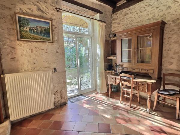 À vendre, maison en pierre d'environ 164m2 avec vue campagne à Pujols (secteur recherché). Située entre Villeneuve-sur-Lot et Agen, sur la commune prisée de Pujols, découvrez cette charmante maison en pierre, nichée dans un environnement privilégié, calme , Pujols