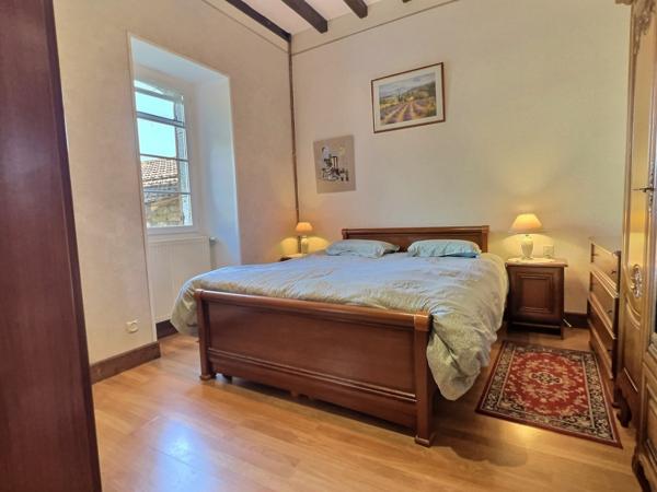 À vendre, maison en pierre d'environ 164m2 avec vue campagne à Pujols (secteur recherché). Située entre Villeneuve-sur-Lot et Agen, sur la commune prisée de Pujols, découvrez cette charmante maison en pierre, nichée dans un environnement privilégié, calme , Pujols