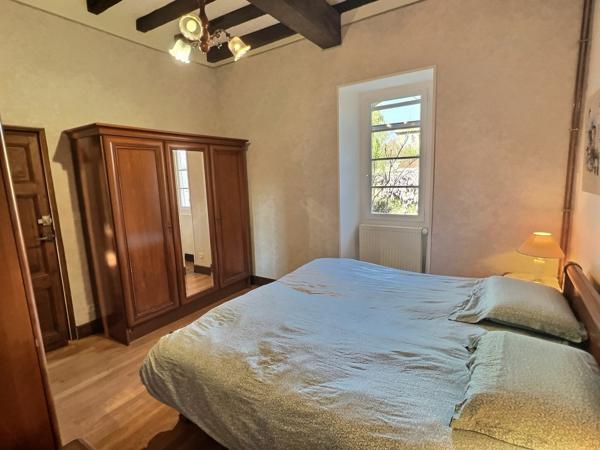 À vendre, maison en pierre d'environ 164m2 avec vue campagne à Pujols (secteur recherché). Située entre Villeneuve-sur-Lot et Agen, sur la commune prisée de Pujols, découvrez cette charmante maison en pierre, nichée dans un environnement privilégié, calme , Pujols