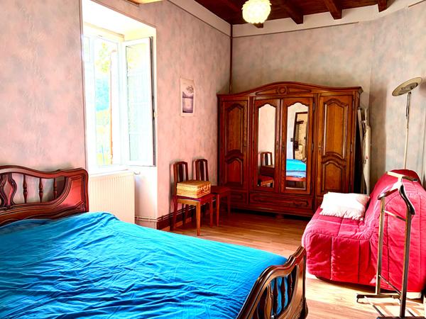 À vendre, maison en pierre d'environ 164m2 avec vue campagne à Pujols (secteur recherché). Située entre Villeneuve-sur-Lot et Agen, sur la commune prisée de Pujols, découvrez cette charmante maison en pierre, nichée dans un environnement privilégié, calme , Pujols
