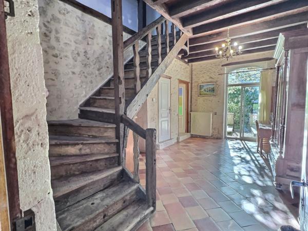 À vendre, maison en pierre d'environ 164m2 avec vue campagne à Pujols (secteur recherché). Située entre Villeneuve-sur-Lot et Agen, sur la commune prisée de Pujols, découvrez cette charmante maison en pierre, nichée dans un environnement privilégié, calme , Pujols