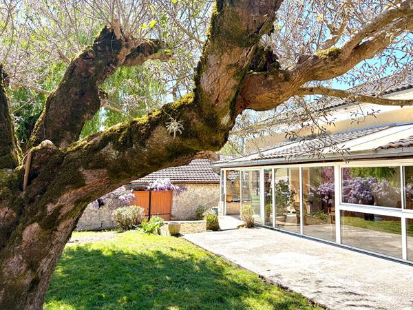 À vendre, maison en pierre d'environ 164m2 avec vue campagne à Pujols (secteur recherché). Située entre Villeneuve-sur-Lot et Agen, sur la commune prisée de Pujols, découvrez cette charmante maison en pierre, nichée dans un environnement privilégié, calme , Pujols