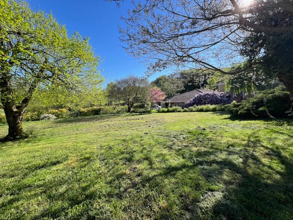 À vendre, maison en pierre d'environ 164m2 avec vue campagne à Pujols (secteur recherché). Située entre Villeneuve-sur-Lot et Agen, sur la commune prisée de Pujols, découvrez cette charmante maison en pierre, nichée dans un environnement privilégié, calme , Pujols