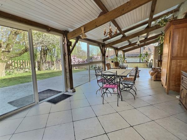 À vendre, maison en pierre d'environ 164m2 avec vue campagne à Pujols (secteur recherché). Située entre Villeneuve-sur-Lot et Agen, sur la commune prisée de Pujols, découvrez cette charmante maison en pierre, nichée dans un environnement privilégié, calme , Pujols