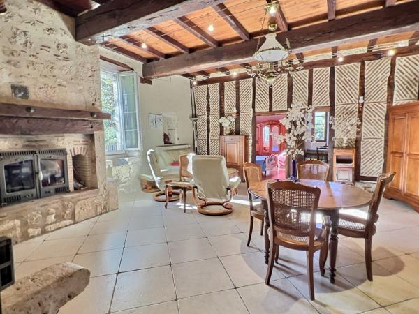 À vendre, maison en pierre d'environ 164m2 avec vue campagne à Pujols (secteur recherché). Située entre Villeneuve-sur-Lot et Agen, sur la commune prisée de Pujols, découvrez cette charmante maison en pierre, nichée dans un environnement privilégié, calme , Pujols