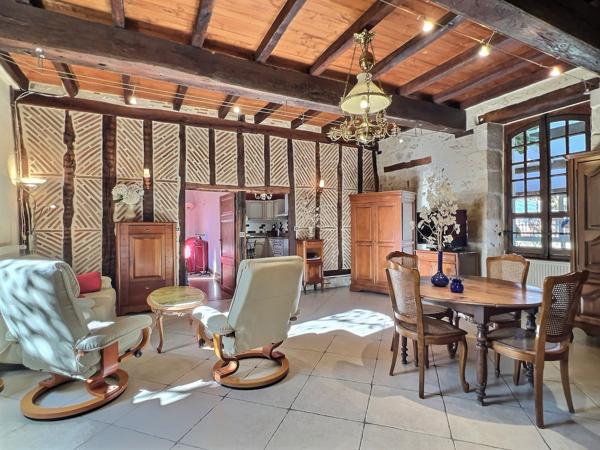 À vendre, maison en pierre d'environ 164m2 avec vue campagne à Pujols (secteur recherché). Située entre Villeneuve-sur-Lot et Agen, sur la commune prisée de Pujols, découvrez cette charmante maison en pierre, nichée dans un environnement privilégié, calme , Pujols
