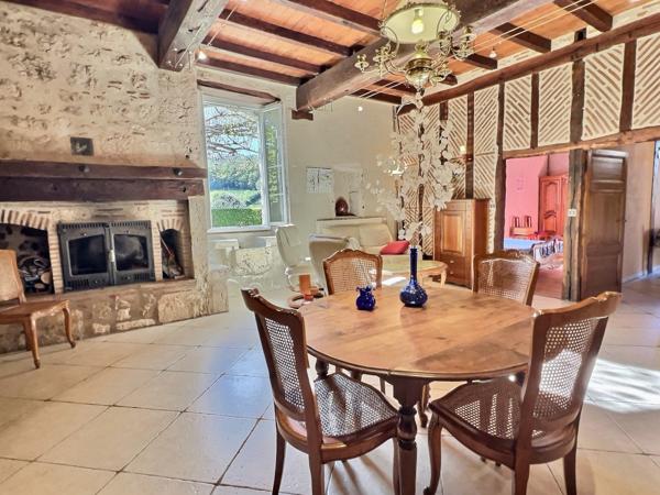 À vendre, maison en pierre d'environ 164m2 avec vue campagne à Pujols (secteur recherché). Située entre Villeneuve-sur-Lot et Agen, sur la commune prisée de Pujols, découvrez cette charmante maison en pierre, nichée dans un environnement privilégié, calme , Pujols