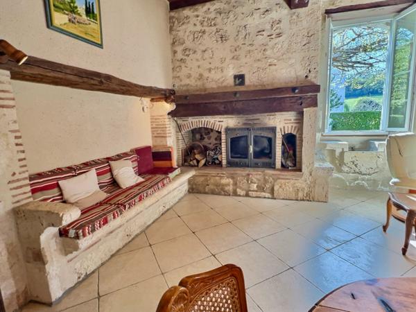 À vendre, maison en pierre d'environ 164m2 avec vue campagne à Pujols (secteur recherché). Située entre Villeneuve-sur-Lot et Agen, sur la commune prisée de Pujols, découvrez cette charmante maison en pierre, nichée dans un environnement privilégié, calme , Pujols