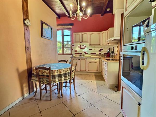 À vendre, maison en pierre d'environ 164m2 avec vue campagne à Pujols (secteur recherché). Située entre Villeneuve-sur-Lot et Agen, sur la commune prisée de Pujols, découvrez cette charmante maison en pierre, nichée dans un environnement privilégié, calme , Pujols