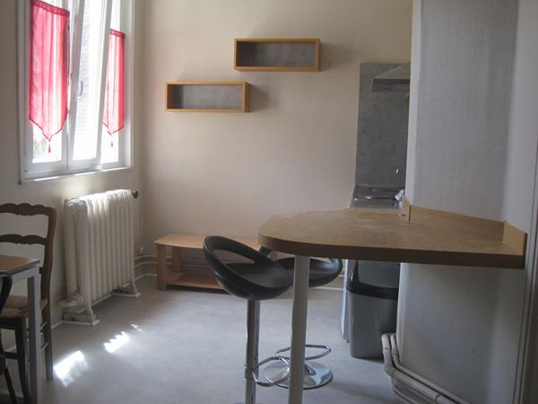 A LOUER APPARTEMENT MEUBLE PLEIN CENTRE VILLE ST QUENTIN 02100