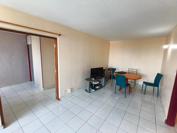 Appartement 5 pièces à rénover d'environ 84 m² situé à POINTE-A-PITRE