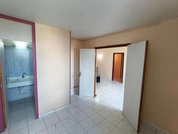 Appartement 5 pièces à rénover d'environ 84 m² situé à POINTE-A-PITRE