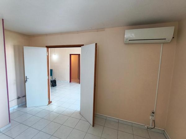 Appartement 5 pièces à rénover d'environ 84 m² situé à POINTE-A-PITRE