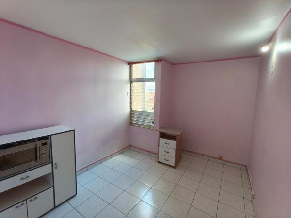 Appartement 5 pièces à rénover d'environ 84 m² situé à POINTE-A-PITRE