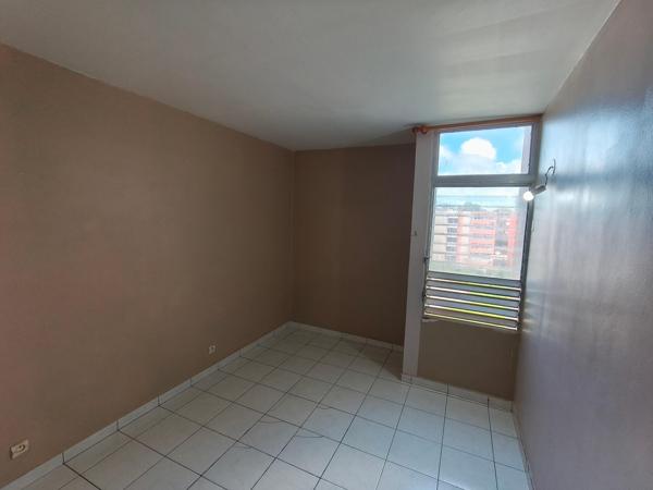 Appartement 5 pièces à rénover d'environ 84 m² situé à POINTE-A-PITRE