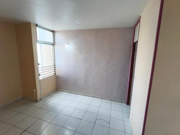 Appartement 5 pièces à rénover d'environ 84 m² situé à POINTE-A-PITRE