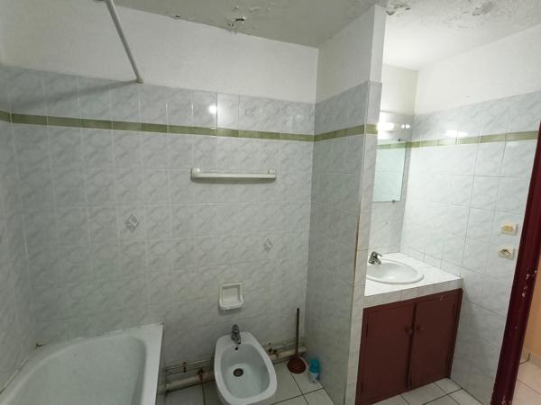 Appartement 5 pièces à rénover d'environ 84 m² situé à POINTE-A-PITRE