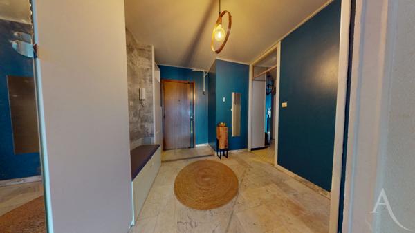 Avenue La bruyère à GRENOBLE Appartement 6 pièces 111 m², 4 chambres avec cave.