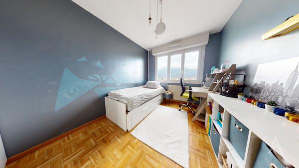 Avenue La bruyère à GRENOBLE Appartement 6 pièces 111 m², 4 chambres avec cave.