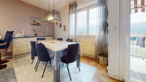 Avenue La bruyère à GRENOBLE Appartement 6 pièces 111 m², 4 chambres avec cave.