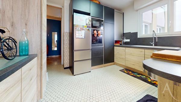 Avenue La bruyère à GRENOBLE Appartement 6 pièces 111 m², 4 chambres avec cave.