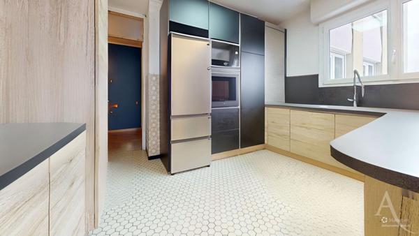 Avenue La bruyère à GRENOBLE Appartement 6 pièces 111 m², 4 chambres avec cave.