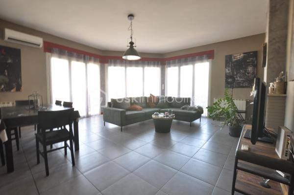 Idéal investisseur – T4 déjà loué avec garage

Nîmes, rue Puech du Teil, à quelques pas du boulevard Jean Jaurès, découvrez ce spacieux T4 de 98,82 m², actuellement loué 830 € par mois.

Un investissement serein avec locataire en place, aucun travaux à prévoir et des revenus locatifs immédiats.

Situé au 2ᵉ et dernier étage d’un petit immeuble de seulement 6 logements, l’appartement offre de beaux volumes et un agencement fonctionnel :

Cuisine équipée d’environ 10 m² ouverte sur un séjour de 34 m²
3 chambres d’environ 11, 13 et 16 m²
Salle d’eau
WC indépendant
Terrasse de 11m2
Balcon
Cave
Garage

Le bien est entretenu et prêt à poursuivre sa location dès l’acquisition.

Un emplacement pratique

À proximité du boulevard Jean Jaurès, vous bénéficiez d’un secteur proche des commerces, services et transports, à quelques minutes du centre-ville.

Autre possibilité intéressante pour les investisseurs : les 6 appartements de l’immeuble sont actuellement à la vente, permettant d’acquérir plusieurs lots et de constituer progressivement un patrimoine immobilier.

Pour plus d’informations ou organiser une visite, contactez-moi.