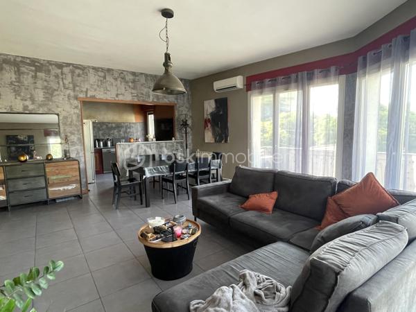 Idéal investisseur – T4 déjà loué avec garage

Nîmes, rue Puech du Teil, à quelques pas du boulevard Jean Jaurès, découvrez ce spacieux T4 de 98,82 m², actuellement loué 830 € par mois.

Un investissement serein avec locataire en place, aucun travaux à prévoir et des revenus locatifs immédiats.

Situé au 2ᵉ et dernier étage d’un petit immeuble de seulement 6 logements, l’appartement offre de beaux volumes et un agencement fonctionnel :

Cuisine équipée d’environ 10 m² ouverte sur un séjour de 34 m²
3 chambres d’environ 11, 13 et 16 m²
Salle d’eau
WC indépendant
Terrasse de 11m2
Balcon
Cave
Garage

Le bien est entretenu et prêt à poursuivre sa location dès l’acquisition.

Un emplacement pratique

À proximité du boulevard Jean Jaurès, vous bénéficiez d’un secteur proche des commerces, services et transports, à quelques minutes du centre-ville.

Autre possibilité intéressante pour les investisseurs : les 6 appartements de l’immeuble sont actuellement à la vente, permettant d’acquérir plusieurs lots et de constituer progressivement un patrimoine immobilier.

Pour plus d’informations ou organiser une visite, contactez-moi.