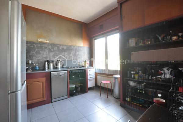 Idéal investisseur – T4 déjà loué avec garage

Nîmes, rue Puech du Teil, à quelques pas du boulevard Jean Jaurès, découvrez ce spacieux T4 de 98,82 m², actuellement loué 830 € par mois.

Un investissement serein avec locataire en place, aucun travaux à prévoir et des revenus locatifs immédiats.

Situé au 2ᵉ et dernier étage d’un petit immeuble de seulement 6 logements, l’appartement offre de beaux volumes et un agencement fonctionnel :

Cuisine équipée d’environ 10 m² ouverte sur un séjour de 34 m²
3 chambres d’environ 11, 13 et 16 m²
Salle d’eau
WC indépendant
Terrasse de 11m2
Balcon
Cave
Garage

Le bien est entretenu et prêt à poursuivre sa location dès l’acquisition.

Un emplacement pratique

À proximité du boulevard Jean Jaurès, vous bénéficiez d’un secteur proche des commerces, services et transports, à quelques minutes du centre-ville.

Autre possibilité intéressante pour les investisseurs : les 6 appartements de l’immeuble sont actuellement à la vente, permettant d’acquérir plusieurs lots et de constituer progressivement un patrimoine immobilier.

Pour plus d’informations ou organiser une visite, contactez-moi.