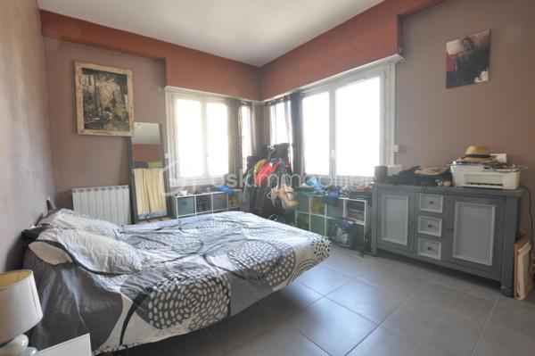 Idéal investisseur – T4 déjà loué avec garage

Nîmes, rue Puech du Teil, à quelques pas du boulevard Jean Jaurès, découvrez ce spacieux T4 de 98,82 m², actuellement loué 830 € par mois.

Un investissement serein avec locataire en place, aucun travaux à prévoir et des revenus locatifs immédiats.

Situé au 2ᵉ et dernier étage d’un petit immeuble de seulement 6 logements, l’appartement offre de beaux volumes et un agencement fonctionnel :

Cuisine équipée d’environ 10 m² ouverte sur un séjour de 34 m²
3 chambres d’environ 11, 13 et 16 m²
Salle d’eau
WC indépendant
Terrasse de 11m2
Balcon
Cave
Garage

Le bien est entretenu et prêt à poursuivre sa location dès l’acquisition.

Un emplacement pratique

À proximité du boulevard Jean Jaurès, vous bénéficiez d’un secteur proche des commerces, services et transports, à quelques minutes du centre-ville.

Autre possibilité intéressante pour les investisseurs : les 6 appartements de l’immeuble sont actuellement à la vente, permettant d’acquérir plusieurs lots et de constituer progressivement un patrimoine immobilier.

Pour plus d’informations ou organiser une visite, contactez-moi.