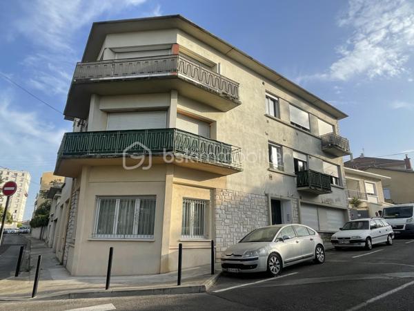 Idéal investisseur – T4 déjà loué avec garage

Nîmes, rue Puech du Teil, à quelques pas du boulevard Jean Jaurès, découvrez ce spacieux T4 de 98,82 m², actuellement loué 830 € par mois.

Un investissement serein avec locataire en place, aucun travaux à prévoir et des revenus locatifs immédiats.

Situé au 2ᵉ et dernier étage d’un petit immeuble de seulement 6 logements, l’appartement offre de beaux volumes et un agencement fonctionnel :

Cuisine équipée d’environ 10 m² ouverte sur un séjour de 34 m²
3 chambres d’environ 11, 13 et 16 m²
Salle d’eau
WC indépendant
Terrasse de 11m2
Balcon
Cave
Garage

Le bien est entretenu et prêt à poursuivre sa location dès l’acquisition.

Un emplacement pratique

À proximité du boulevard Jean Jaurès, vous bénéficiez d’un secteur proche des commerces, services et transports, à quelques minutes du centre-ville.

Autre possibilité intéressante pour les investisseurs : les 6 appartements de l’immeuble sont actuellement à la vente, permettant d’acquérir plusieurs lots et de constituer progressivement un patrimoine immobilier.

Pour plus d’informations ou organiser une visite, contactez-moi.