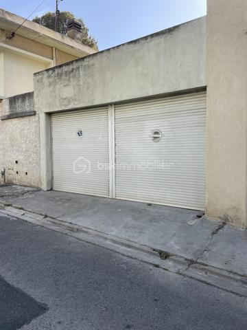 Idéal investisseur – T4 déjà loué avec garage

Nîmes, rue Puech du Teil, à quelques pas du boulevard Jean Jaurès, découvrez ce spacieux T4 de 98,82 m², actuellement loué 830 € par mois.

Un investissement serein avec locataire en place, aucun travaux à prévoir et des revenus locatifs immédiats.

Situé au 2ᵉ et dernier étage d’un petit immeuble de seulement 6 logements, l’appartement offre de beaux volumes et un agencement fonctionnel :

Cuisine équipée d’environ 10 m² ouverte sur un séjour de 34 m²
3 chambres d’environ 11, 13 et 16 m²
Salle d’eau
WC indépendant
Terrasse de 11m2
Balcon
Cave
Garage

Le bien est entretenu et prêt à poursuivre sa location dès l’acquisition.

Un emplacement pratique

À proximité du boulevard Jean Jaurès, vous bénéficiez d’un secteur proche des commerces, services et transports, à quelques minutes du centre-ville.

Autre possibilité intéressante pour les investisseurs : les 6 appartements de l’immeuble sont actuellement à la vente, permettant d’acquérir plusieurs lots et de constituer progressivement un patrimoine immobilier.

Pour plus d’informations ou organiser une visite, contactez-moi.