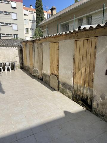 Idéal investisseur – T4 déjà loué avec garage

Nîmes, rue Puech du Teil, à quelques pas du boulevard Jean Jaurès, découvrez ce spacieux T4 de 98,82 m², actuellement loué 830 € par mois.

Un investissement serein avec locataire en place, aucun travaux à prévoir et des revenus locatifs immédiats.

Situé au 2ᵉ et dernier étage d’un petit immeuble de seulement 6 logements, l’appartement offre de beaux volumes et un agencement fonctionnel :

Cuisine équipée d’environ 10 m² ouverte sur un séjour de 34 m²
3 chambres d’environ 11, 13 et 16 m²
Salle d’eau
WC indépendant
Terrasse de 11m2
Balcon
Cave
Garage

Le bien est entretenu et prêt à poursuivre sa location dès l’acquisition.

Un emplacement pratique

À proximité du boulevard Jean Jaurès, vous bénéficiez d’un secteur proche des commerces, services et transports, à quelques minutes du centre-ville.

Autre possibilité intéressante pour les investisseurs : les 6 appartements de l’immeuble sont actuellement à la vente, permettant d’acquérir plusieurs lots et de constituer progressivement un patrimoine immobilier.

Pour plus d’informations ou organiser une visite, contactez-moi.