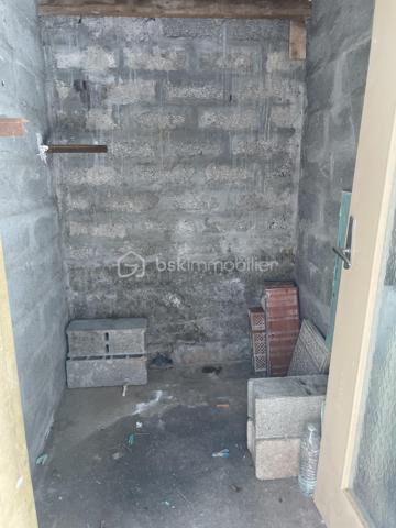 Idéal investisseur – T4 déjà loué avec garage

Nîmes, rue Puech du Teil, à quelques pas du boulevard Jean Jaurès, découvrez ce spacieux T4 de 98,82 m², actuellement loué 830 € par mois.

Un investissement serein avec locataire en place, aucun travaux à prévoir et des revenus locatifs immédiats.

Situé au 2ᵉ et dernier étage d’un petit immeuble de seulement 6 logements, l’appartement offre de beaux volumes et un agencement fonctionnel :

Cuisine équipée d’environ 10 m² ouverte sur un séjour de 34 m²
3 chambres d’environ 11, 13 et 16 m²
Salle d’eau
WC indépendant
Terrasse de 11m2
Balcon
Cave
Garage

Le bien est entretenu et prêt à poursuivre sa location dès l’acquisition.

Un emplacement pratique

À proximité du boulevard Jean Jaurès, vous bénéficiez d’un secteur proche des commerces, services et transports, à quelques minutes du centre-ville.

Autre possibilité intéressante pour les investisseurs : les 6 appartements de l’immeuble sont actuellement à la vente, permettant d’acquérir plusieurs lots et de constituer progressivement un patrimoine immobilier.

Pour plus d’informations ou organiser une visite, contactez-moi.