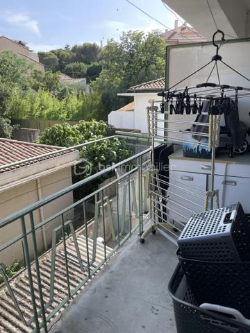 Idéal investisseur – T4 déjà loué avec garage

Nîmes, rue Puech du Teil, à quelques pas du boulevard Jean Jaurès, découvrez ce spacieux T4 de 98,82 m², actuellement loué 830 € par mois.

Un investissement serein avec locataire en place, aucun travaux à prévoir et des revenus locatifs immédiats.

Situé au 2ᵉ et dernier étage d’un petit immeuble de seulement 6 logements, l’appartement offre de beaux volumes et un agencement fonctionnel :

Cuisine équipée d’environ 10 m² ouverte sur un séjour de 34 m²
3 chambres d’environ 11, 13 et 16 m²
Salle d’eau
WC indépendant
Terrasse de 11m2
Balcon
Cave
Garage

Le bien est entretenu et prêt à poursuivre sa location dès l’acquisition.

Un emplacement pratique

À proximité du boulevard Jean Jaurès, vous bénéficiez d’un secteur proche des commerces, services et transports, à quelques minutes du centre-ville.

Autre possibilité intéressante pour les investisseurs : les 6 appartements de l’immeuble sont actuellement à la vente, permettant d’acquérir plusieurs lots et de constituer progressivement un patrimoine immobilier.

Pour plus d’informations ou organiser une visite, contactez-moi.