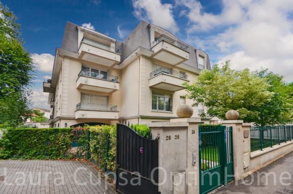 LIVRY GARGAN - 5 PIECES - 122,5 m² - RESIDENCE PIERRE DE TAILLE - ASCENSEUR - 2 BALCONS - DOUBLE BOX