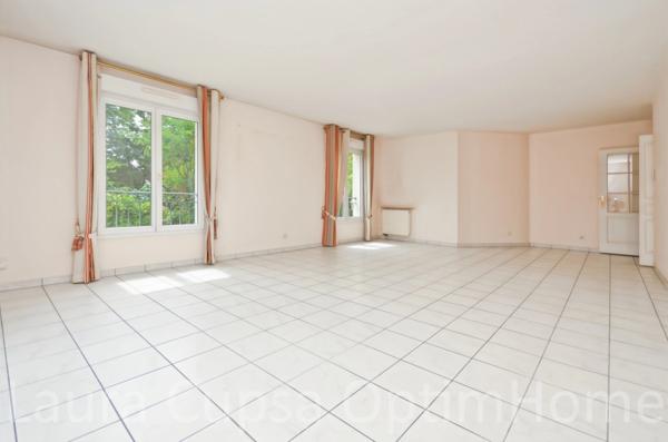 LIVRY GARGAN - 5 PIECES - 122,5 m² - RESIDENCE PIERRE DE TAILLE - ASCENSEUR - 2 BALCONS - DOUBLE BOX