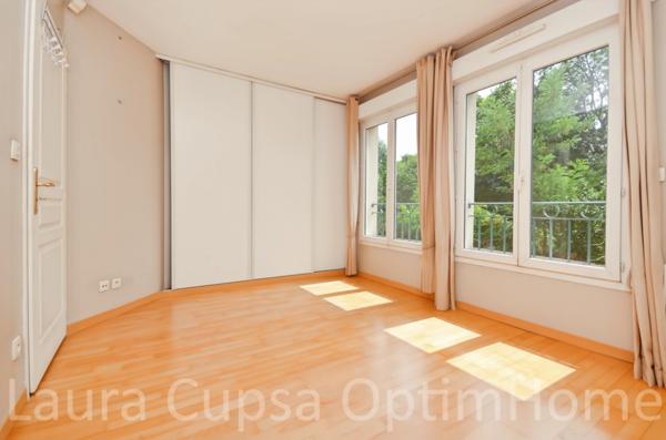 LIVRY GARGAN - 5 PIECES - 122,5 m² - RESIDENCE PIERRE DE TAILLE - ASCENSEUR - 2 BALCONS - DOUBLE BOX