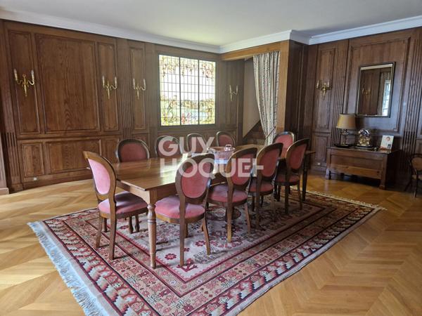 Maison 11 pièces - 380 m² habitable proche commerces et écoles.