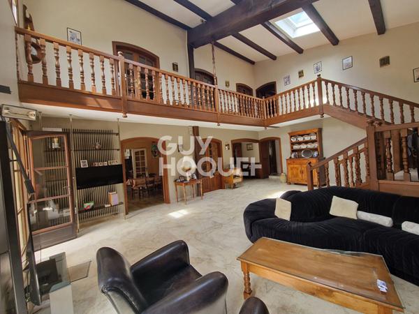 Maison 11 pièces - 380 m² habitable proche commerces et écoles.