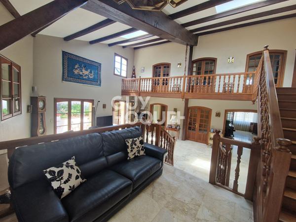 Maison 11 pièces - 380 m² habitable proche commerces et écoles.