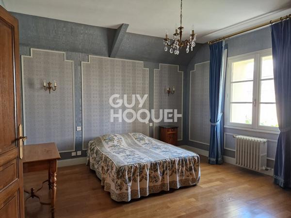 Maison 11 pièces - 380 m² habitable proche commerces et écoles.