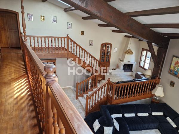 Maison 11 pièces - 380 m² habitable proche commerces et écoles.